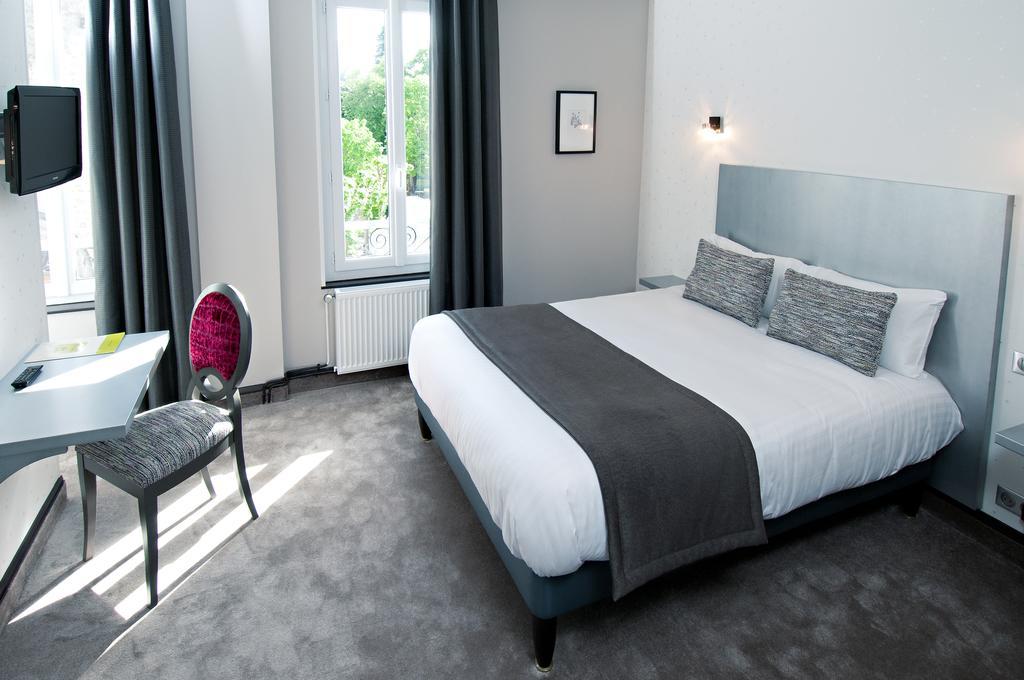 Logis Hotel Restaurant Nougier Saint-Etienne-de-Fursac Ruang foto